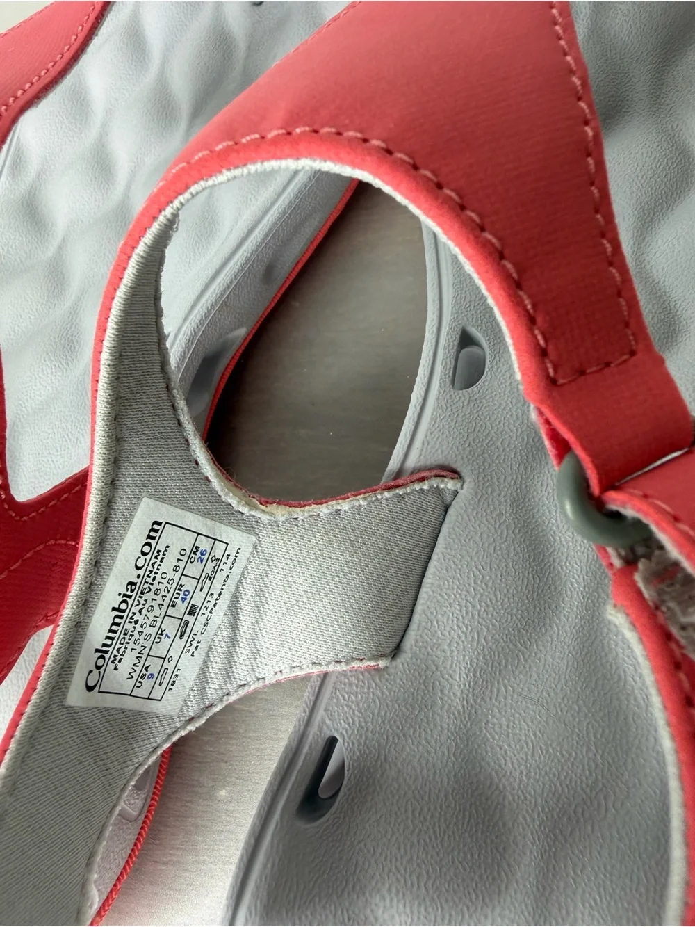 Columbia PFG Techlite Sandals Women's Size 9 Suntech Vent Thong Flip Flops Coral